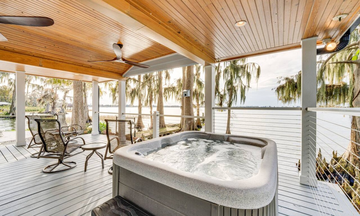Cypress Gardens Apartment | Hot Tub & Fire Pit: Lakefront Home on Lake Eloise