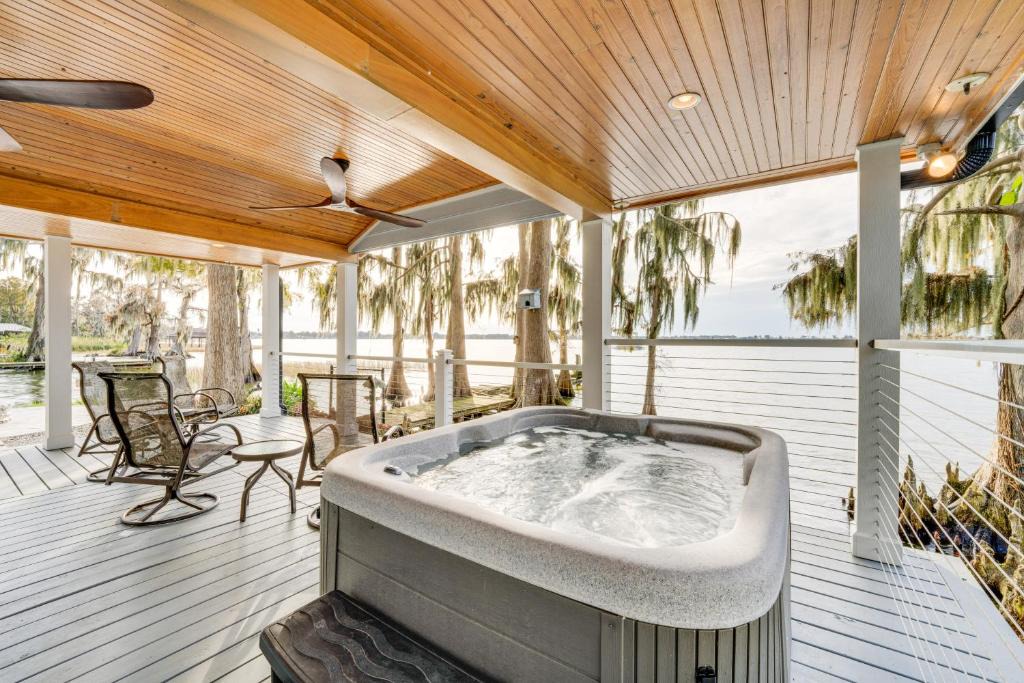 Cypress Gardens Apartment | Hot Tub & Fire Pit: Lakefront Home on Lake Eloise