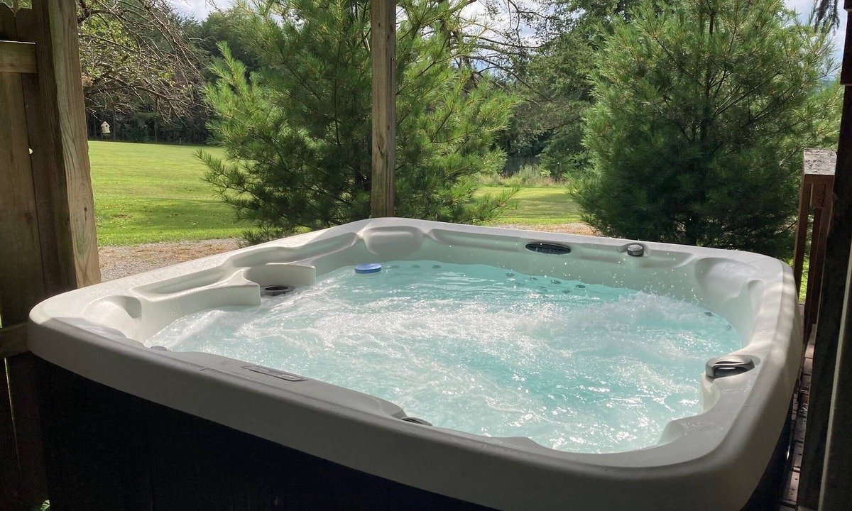 Rockbridge Cottage | Hot Tub/Fire Pit/Play set/Arcade/Easy access to everything 4 mins to US 33