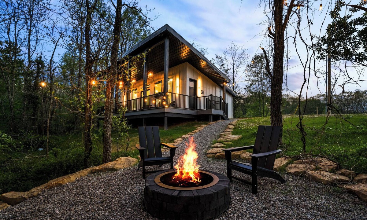 McArthur House | Hot Tub · Fire Pit · Spa Bath | Lux Cabin Sleeps 2