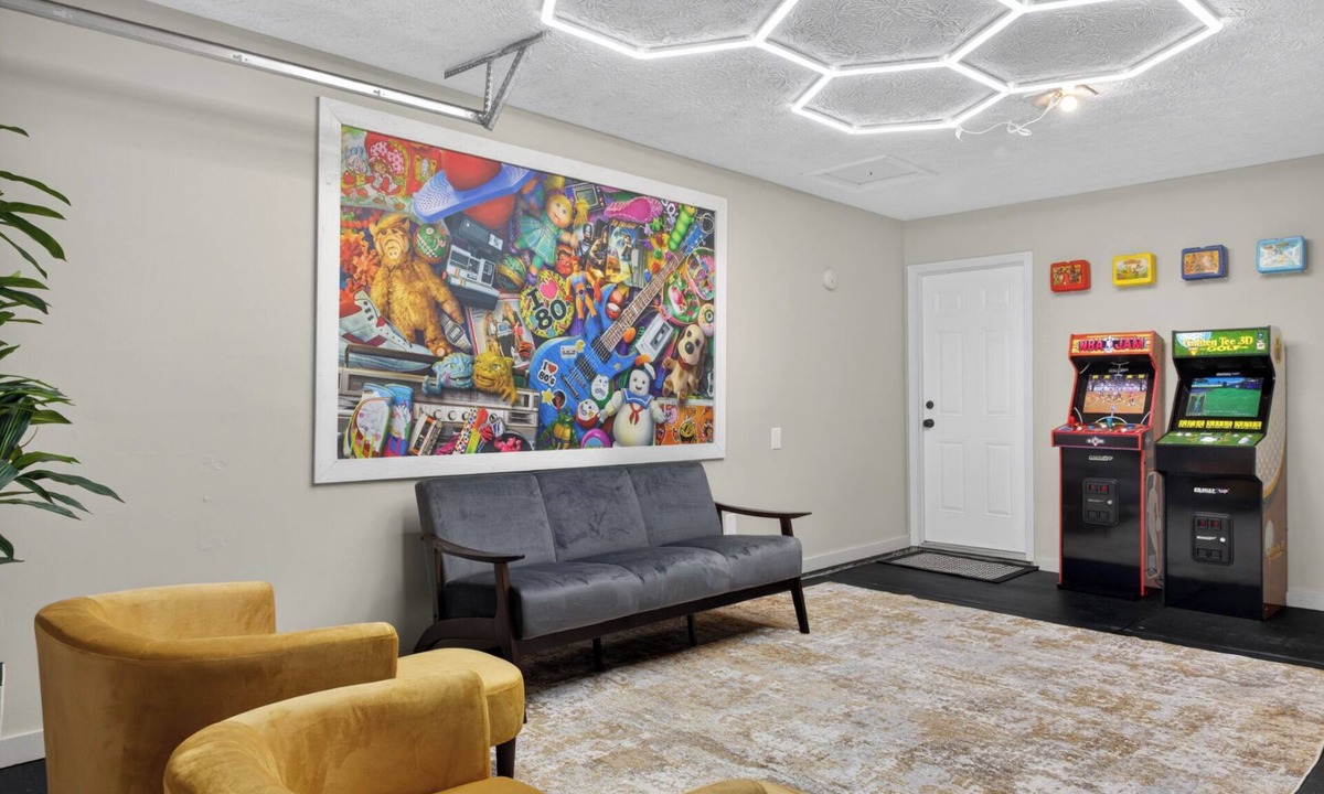 Georgetown House | Hot Tub + Fire Pit Swings + Retro Arcade Garage = Fun Modern Stay