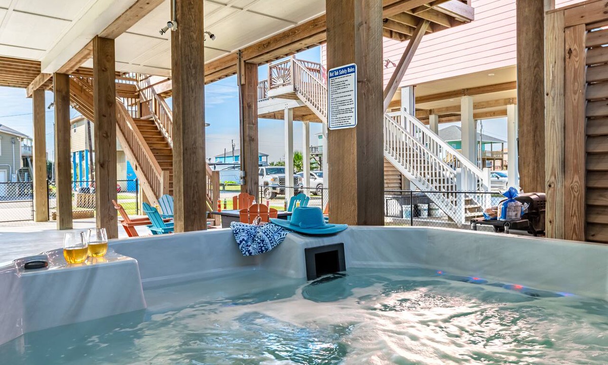 Crystal Beach House | Hot Tub + Firepit! Elevator, Pets ok - Summer Savings!