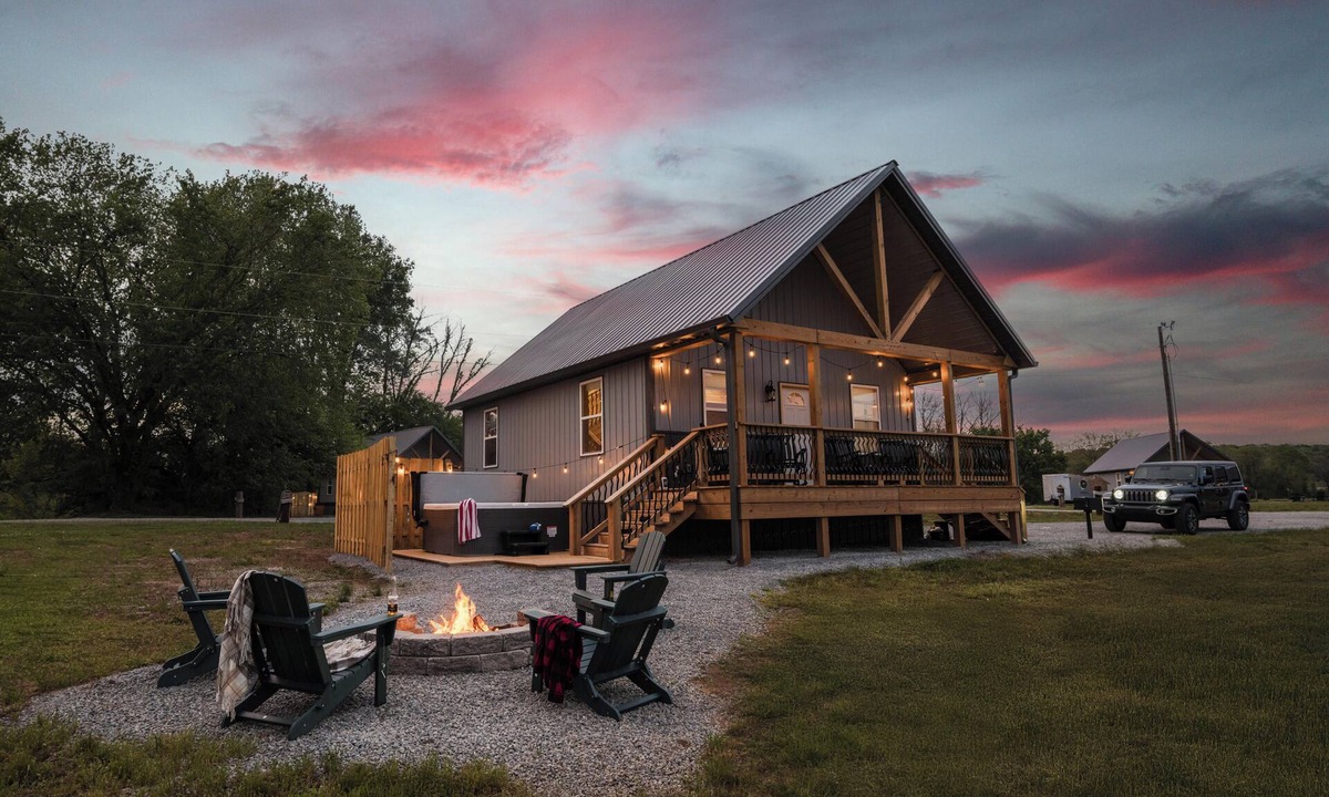 Bakerton Cabin | Hot Tub & Firepit~Game Center~Lake Cumberland~Family Friendly~River Boat Ramp