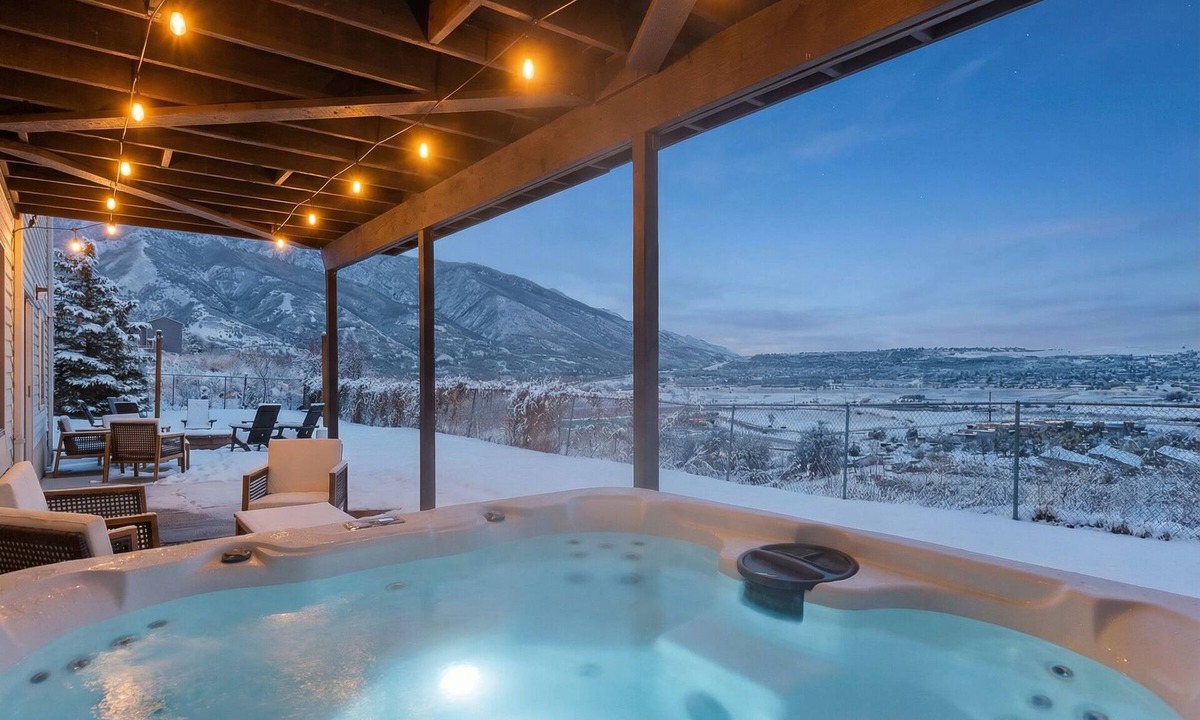 Uintah House | Hot Tub ~ FirePit ~ Scenic Views ~ Skiing ~ Lagoon