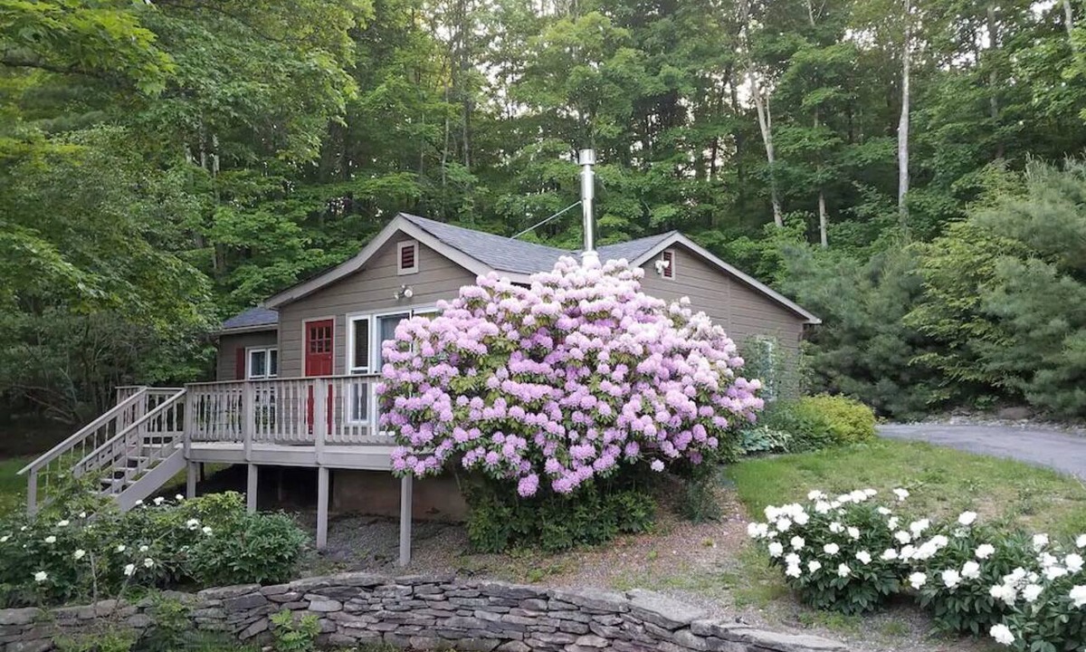 East Jewett House | Hot Tub & Fireplace Mountain Retreat