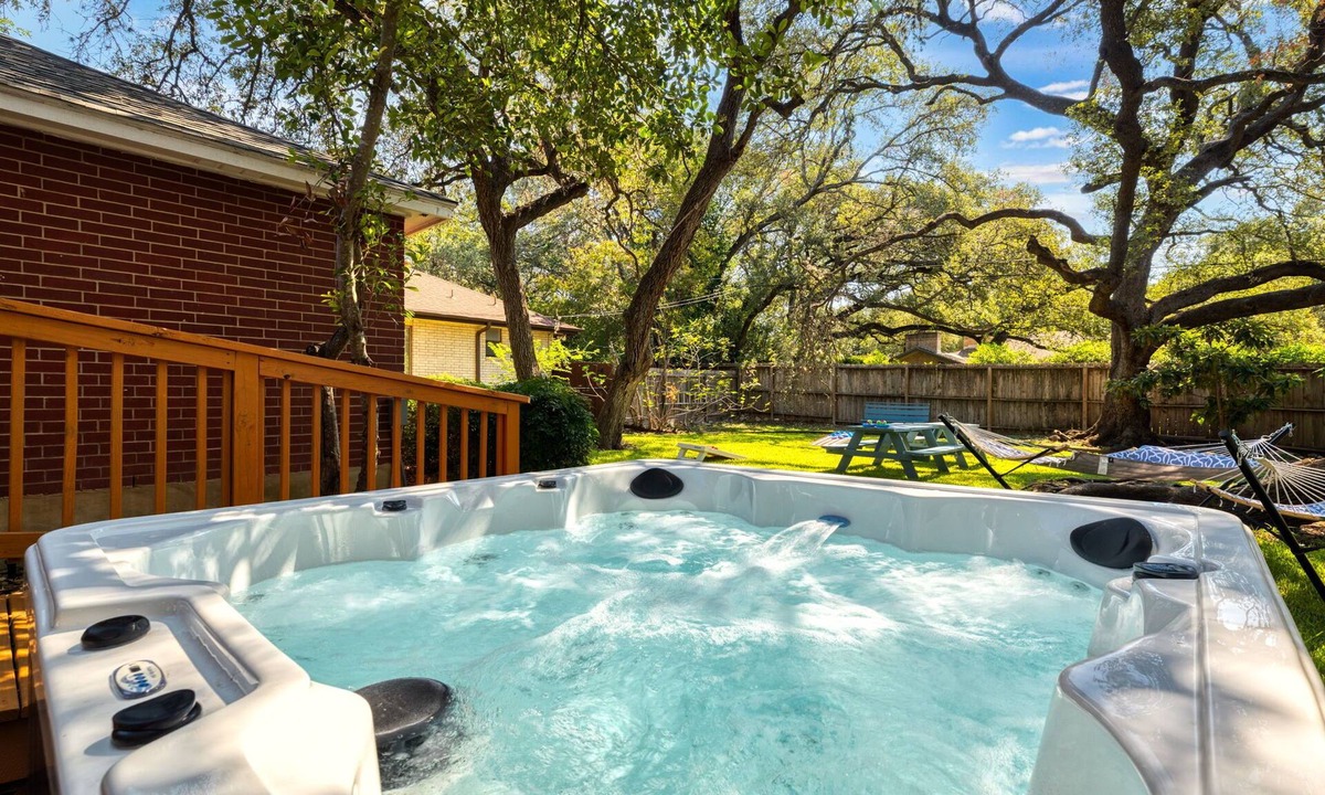 North San Antonio - SAT House | Hot Tub-Game Room-Family Retreat-Central Location-Upscale Home! Discounted Rates