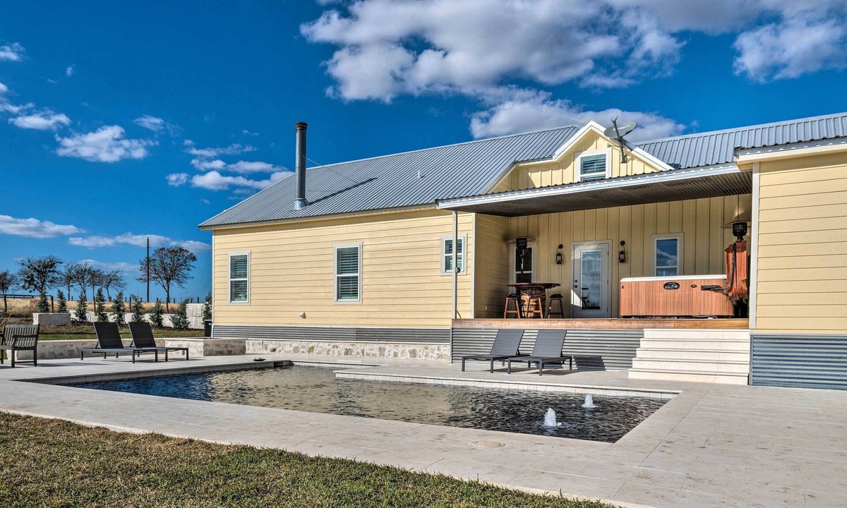 Schulenburg House | Hot Tub & Game Room! Family Schulenburg Retreat