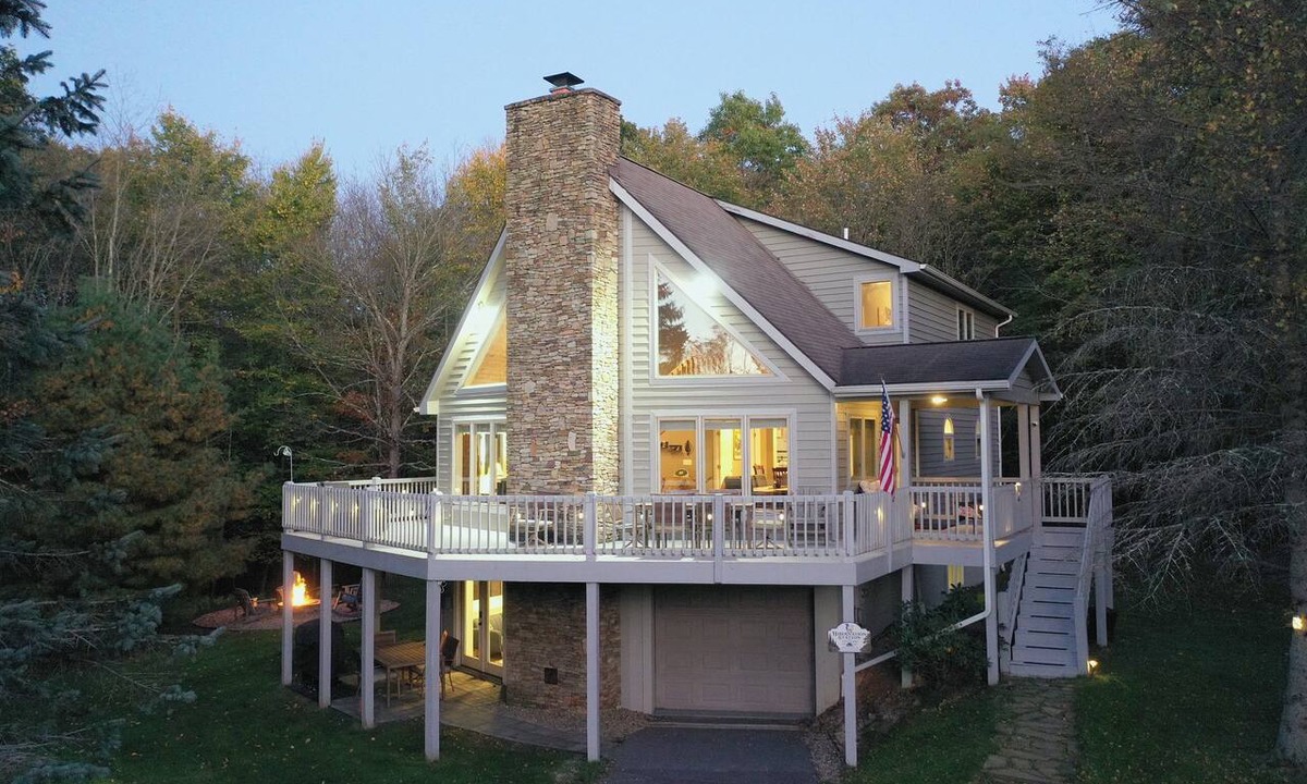 Swanton House | Hot Tub Lakehouse! Game Room + Fire Pit! Walk to Lake! 5 Min to Wisp!