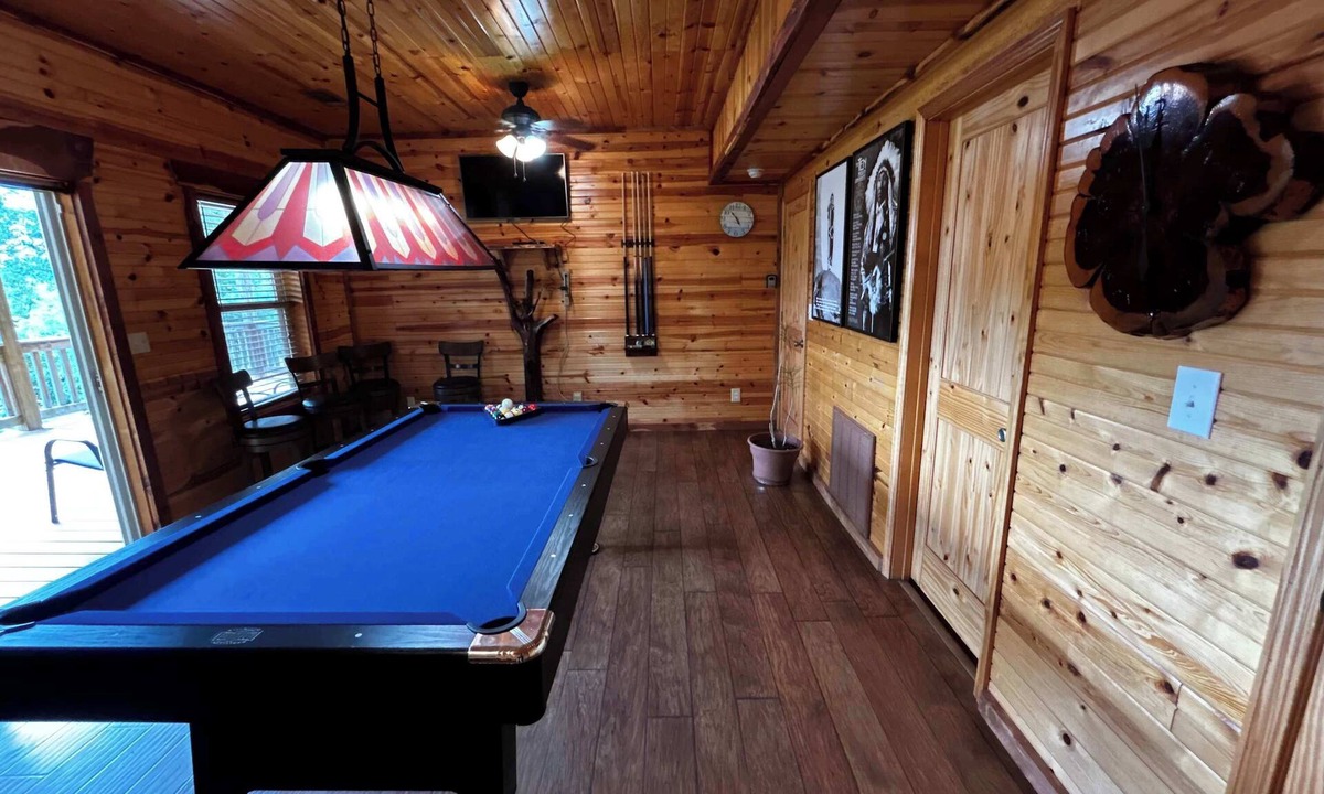 Eureka Springs Cabin | Hot Tub, Pool Table, Sunset Views