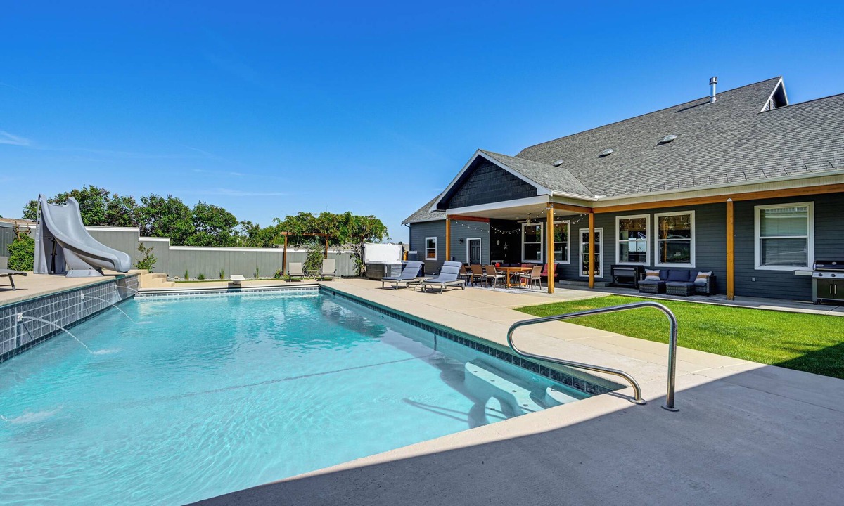 Gleed House | Hot Tub & Seasonal Pool: Remarkable Yakima Getaway