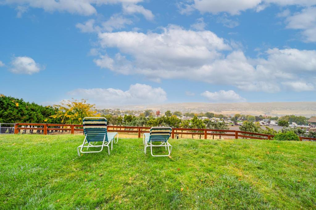 Clarkston Heights-Vineland Apartment | Hot Tub & Sweeping Views: Apt in Clarkston!