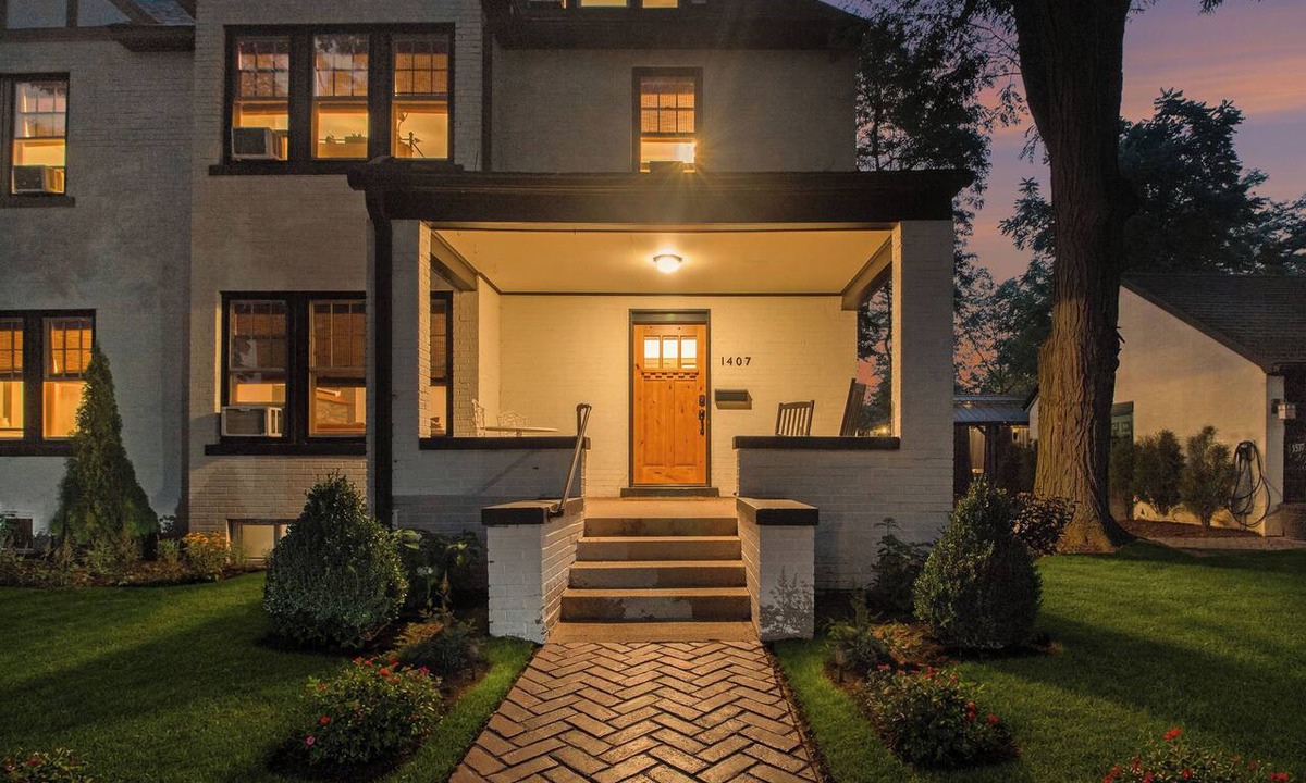 Lower Burns Park House | Hot Tub | Theater | Sauna | Deck | Fire Pit | Walk to Stadium/Downtown/Park