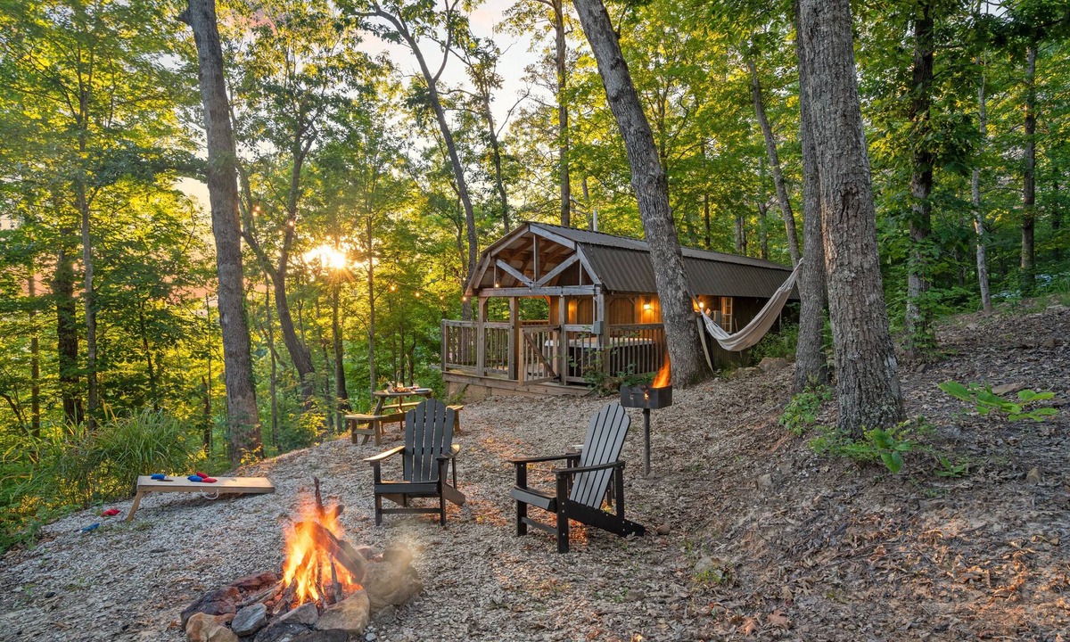Stanton Cabin | Hot Tub! Tiny House Retreat in the Woods