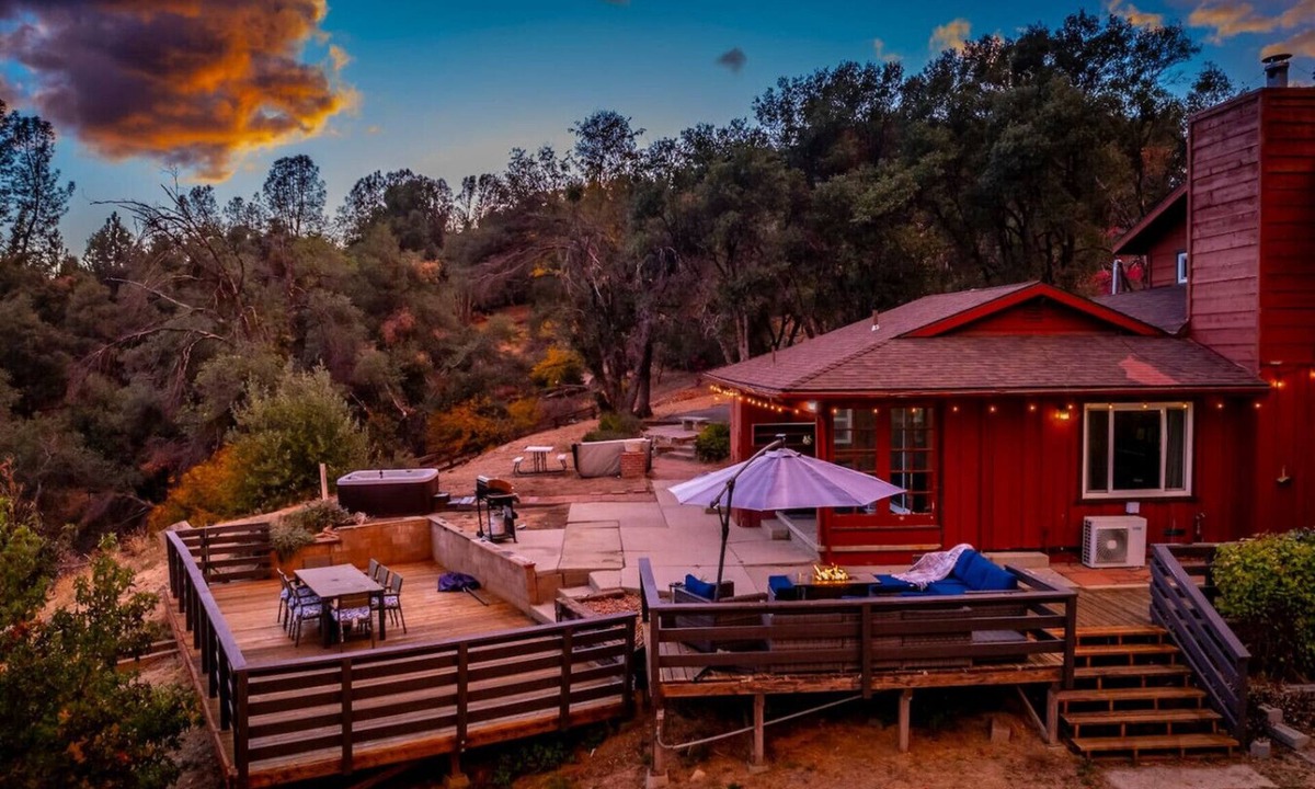 North Fork House | Hot tub under the stars, Mountain views from Game room. Family-friendly Yosemite fun