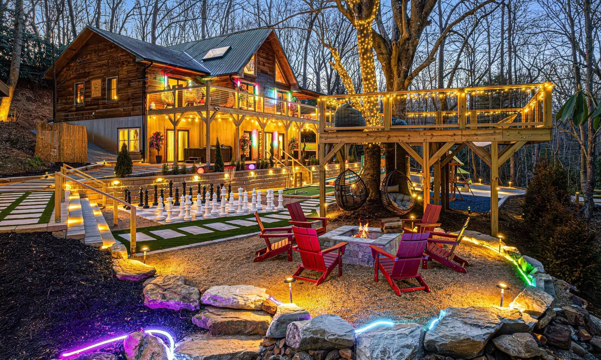 Black Mountain Cabin | Hot Tubs+Theater+Game Room! Top 5 Rental in NC!