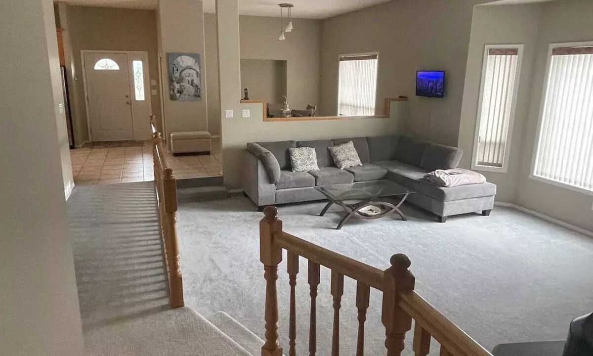 Okanagan-Similkameen Hotel | Hotel - 3 bed 2 bath Villa with pool. Sleeps 8. Great for families & companies