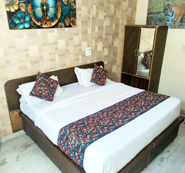 Gopalbari Hotel | Hotel Amisha Palace - Near Jaipur Railway Station