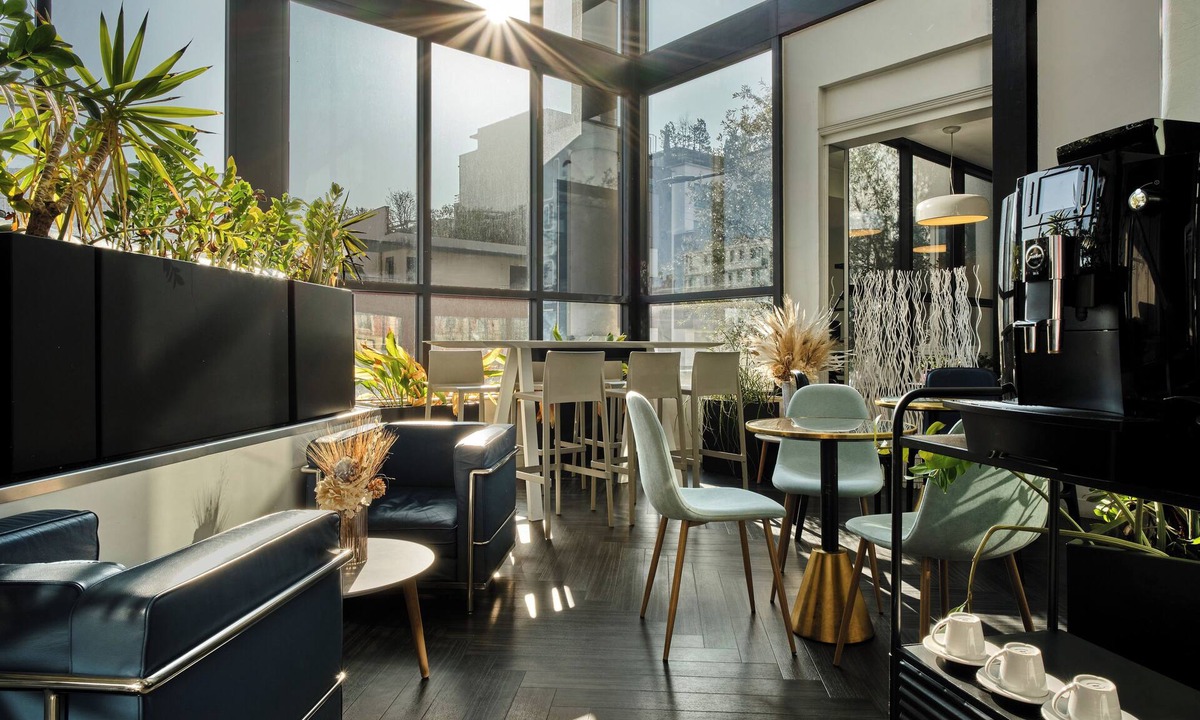 Suresnes Hotel | Hotel Atrium by HappyCulture