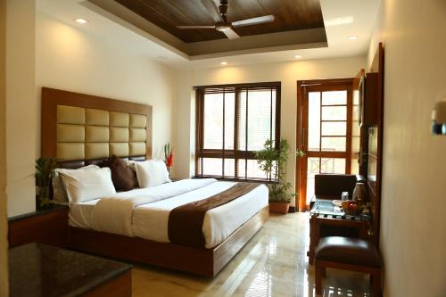 The Mall Road Hotel | Hotel Devlok Primal