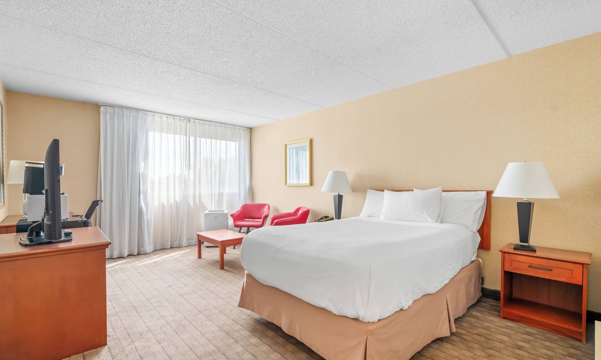 Southwest Calgary Hotel | Hotel Double Bed Suite w Parking, AC, Gym, Pool