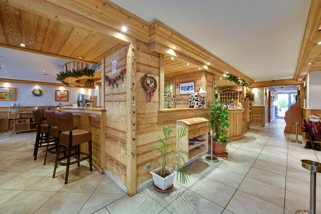 Thones Hotel | Hotel Du Commerce