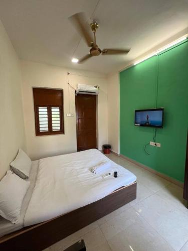 Goregaon West House | Hotel Galaxy Executive Guest House & AC Dormitory
