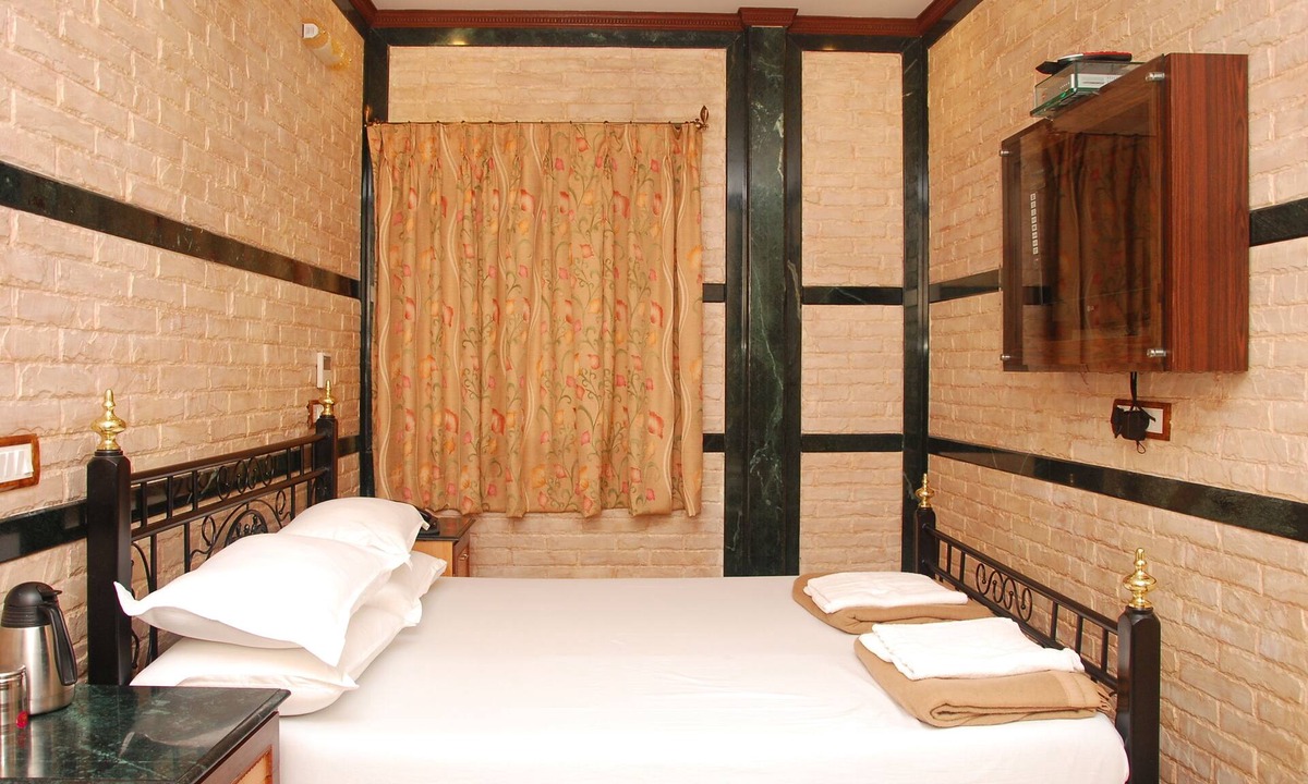 Girgaon Hotel | Hotel Hira