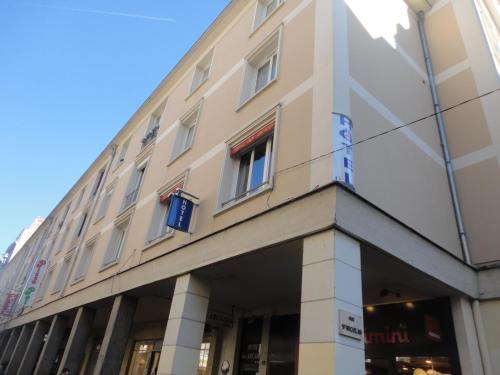 Quartier Vieux Marche-Cathedrale Hotel | Hotel Les Arcades