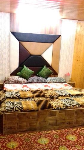Srinagar Hotel | HOTEl momin