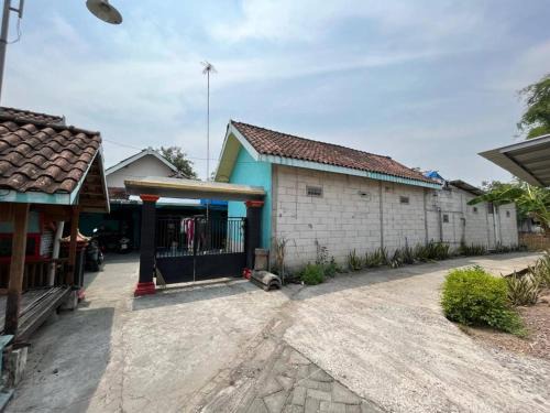Dinoyo Hotel | Hotel O Kost Bu Tutik Syariah