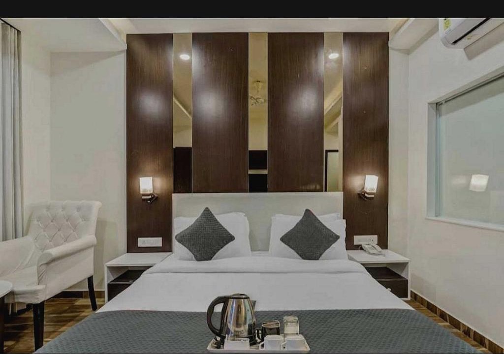 Pashim Vihar Hotel | Hotel O Raas Near Peera garhi Metro Station