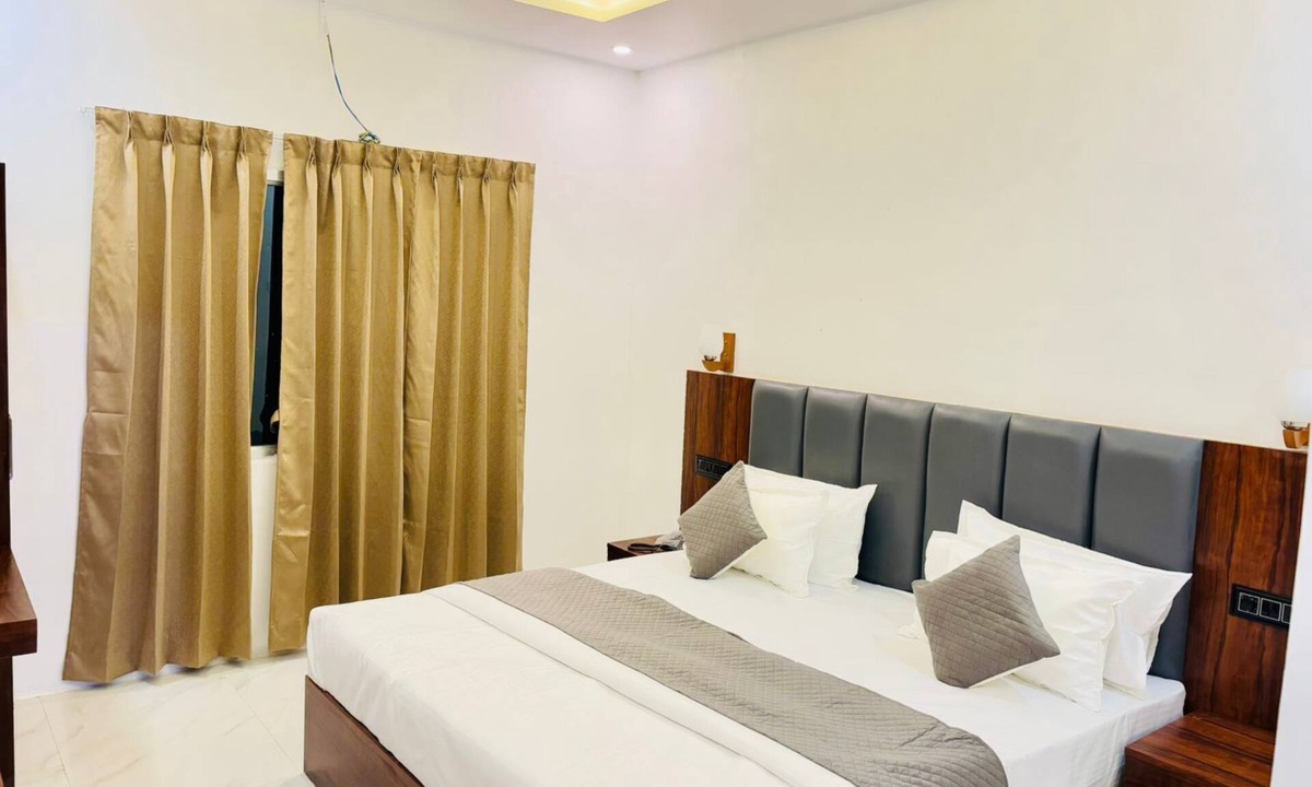 Haraiya Hotel | Hotel Omkar Palace