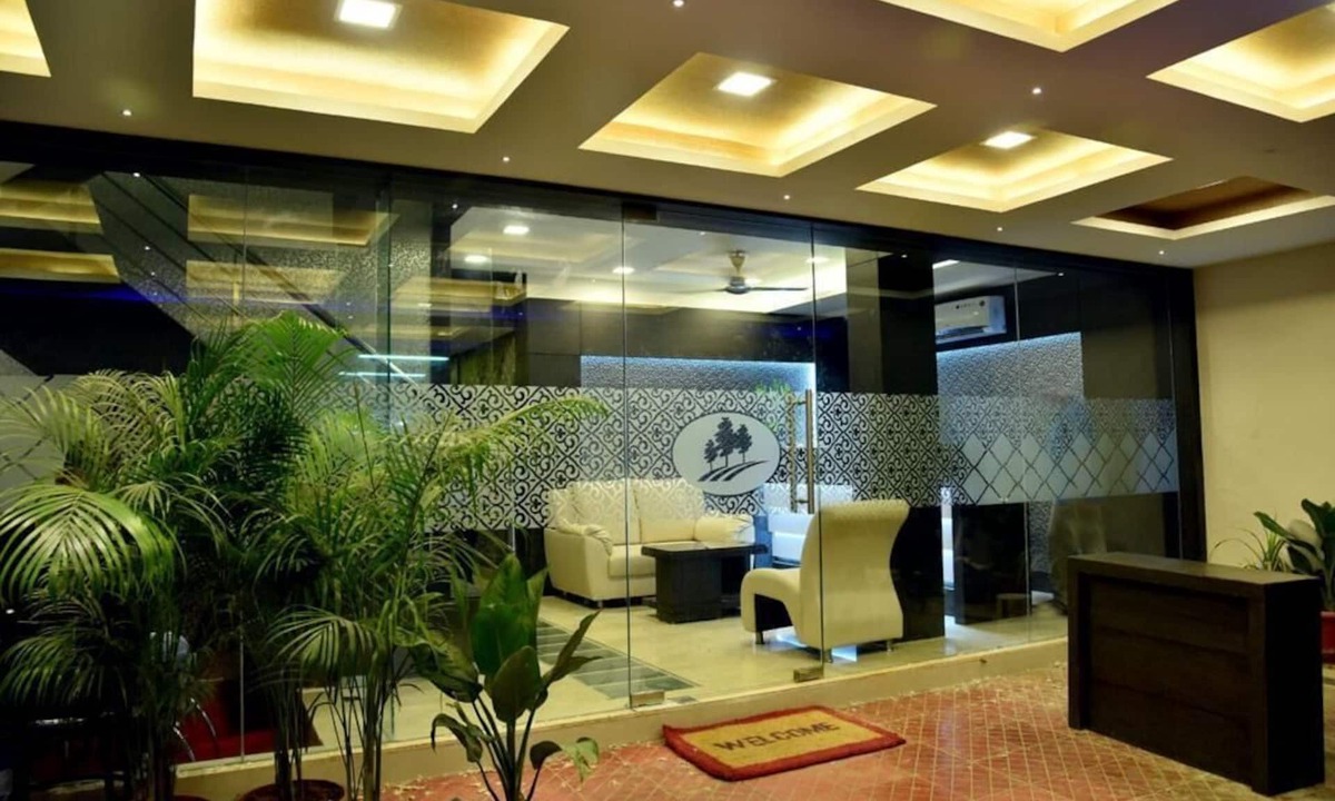 Thousand Lights Hotel | Hotel Pine Tree