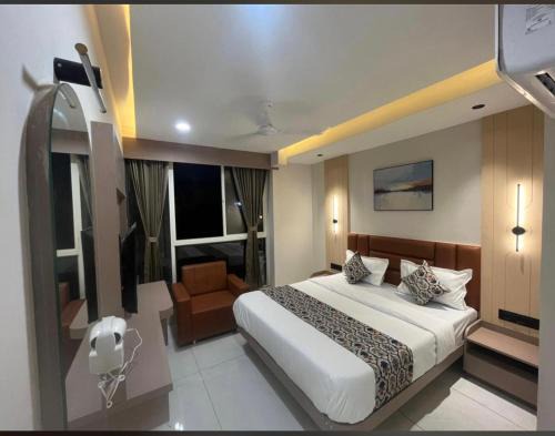 Navrangpura Hotel | Hotel Plus Point