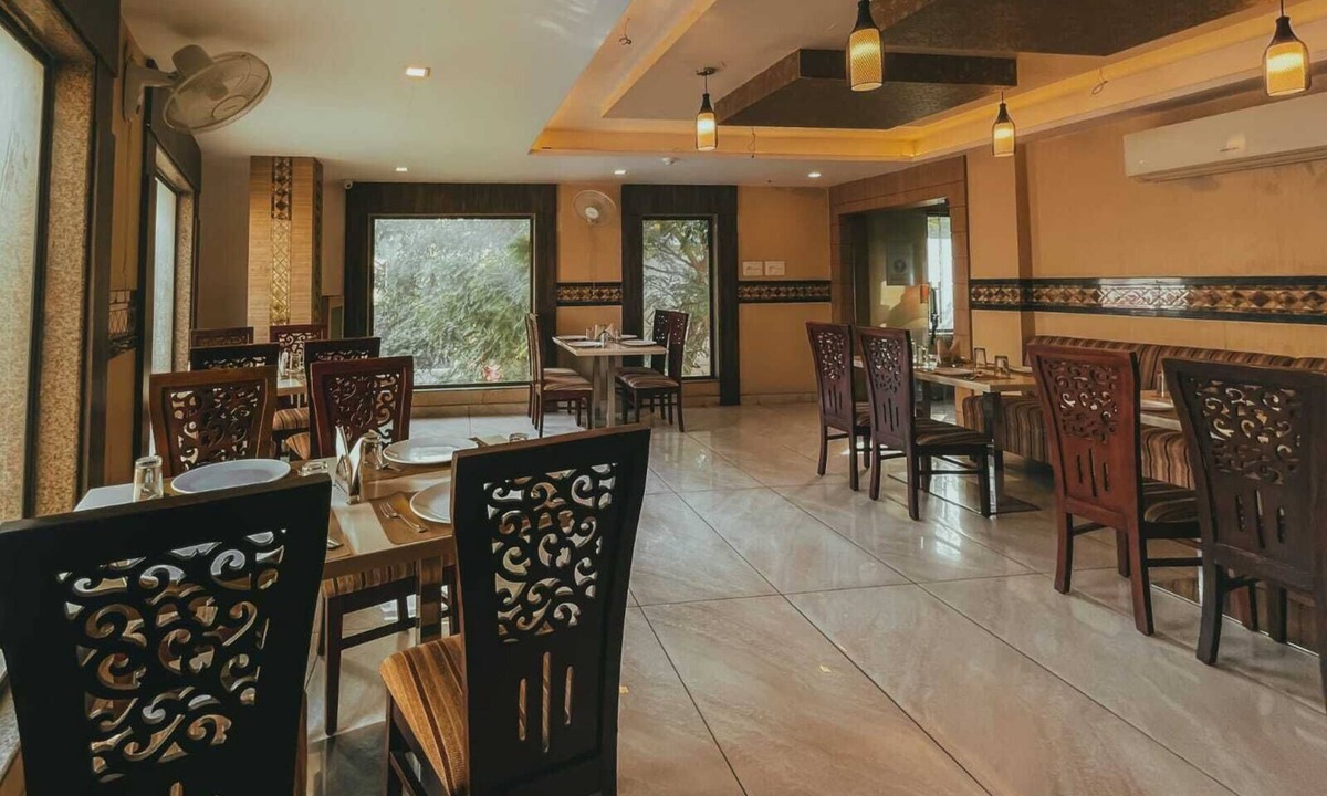 Mahmoorganj Hotel | Hotel SLE Residency
