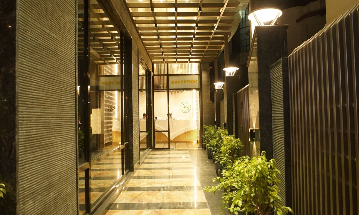 Mahmoorganj Hotel | Hotel Square S