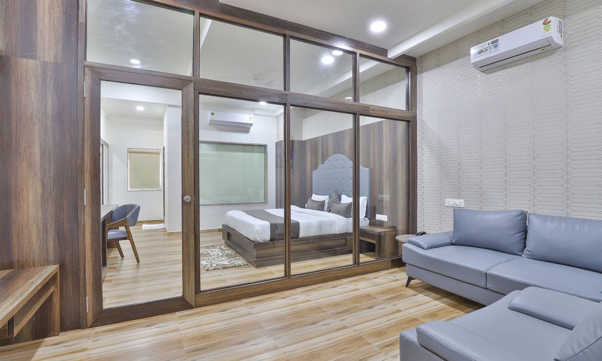 Vallabh Vidhyanagar Hotel | Hotel SR Regency
