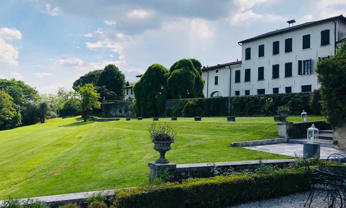 Castello d'Aviano Hotel | Hotel Villa Policreti