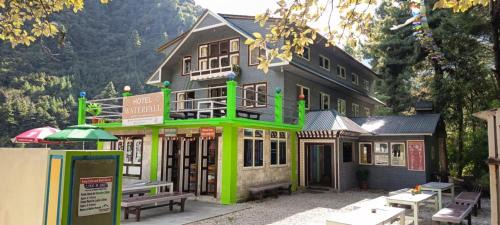 Namche Bazaar House | Hotel Waterfall Benkar