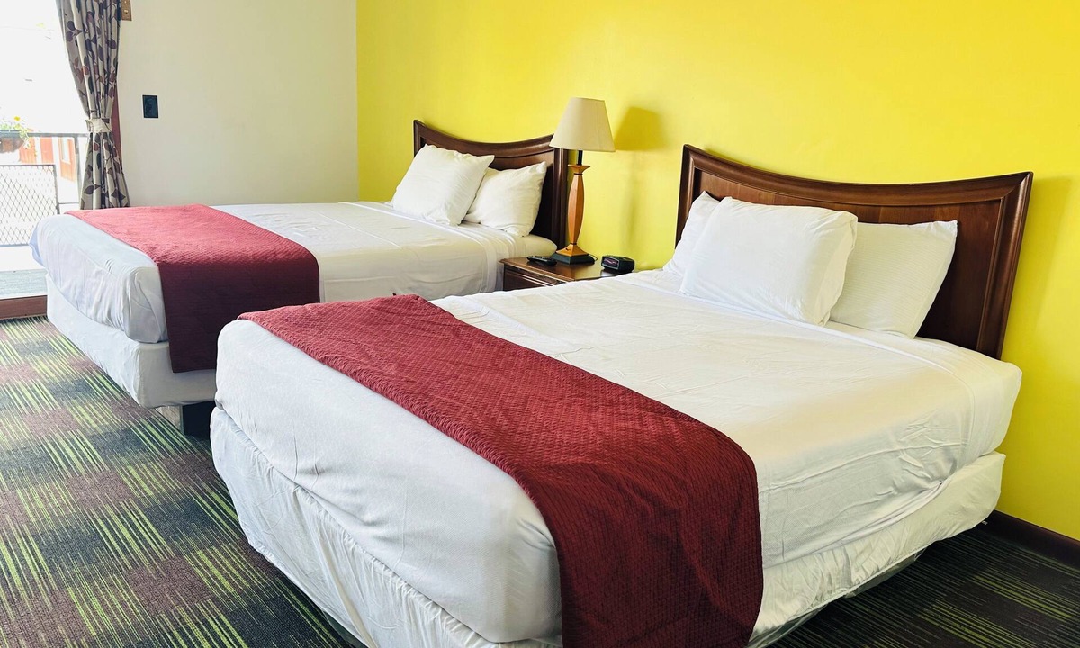 Sandusky Hotel | Hotel with large pool near Cedar Point