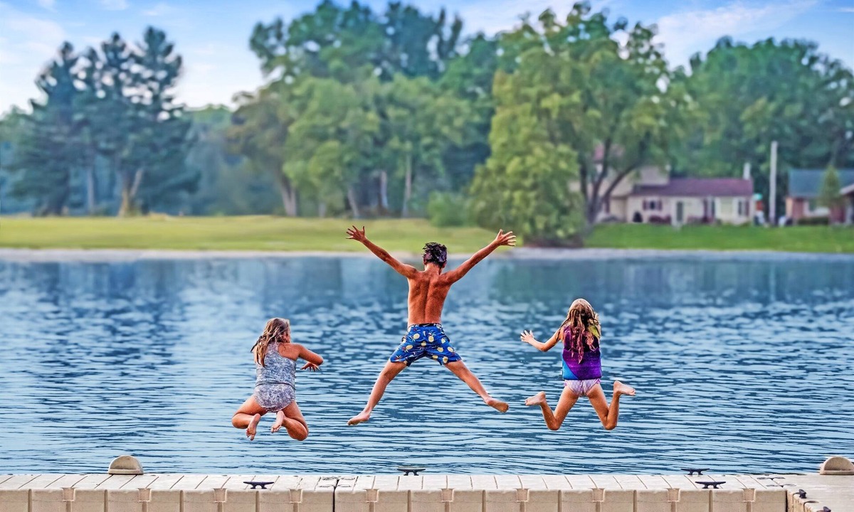 Newville House | HotTub/FirePit/Games Your Fall Getaway Starts Here