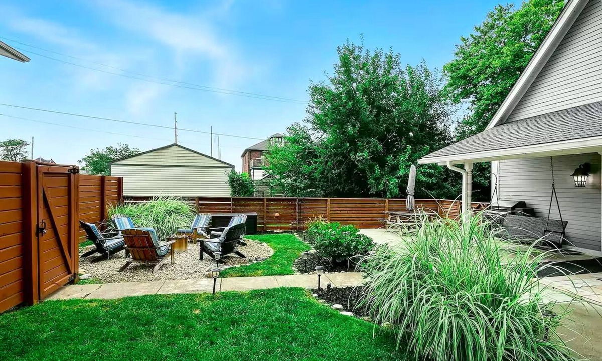 Holy Cross House | HotTub~Gym~Fire Pit~5 Min to Mass Ave~Spacious for Groups~Indianapolis
