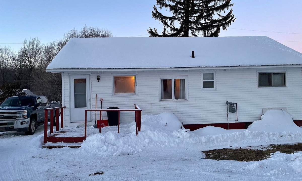 South Range House | House, 3 bdrms, 1 bath, one block from snowmobile trail.