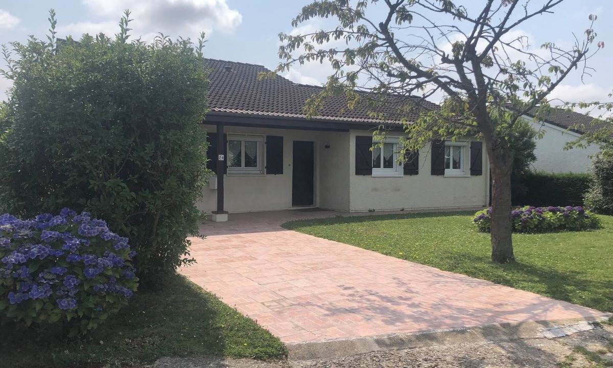 Le Mesnil-Esnard House | House 3 bedrooms Garden south view Fields Carrefour School Swimming pool Bus Rouen on foot