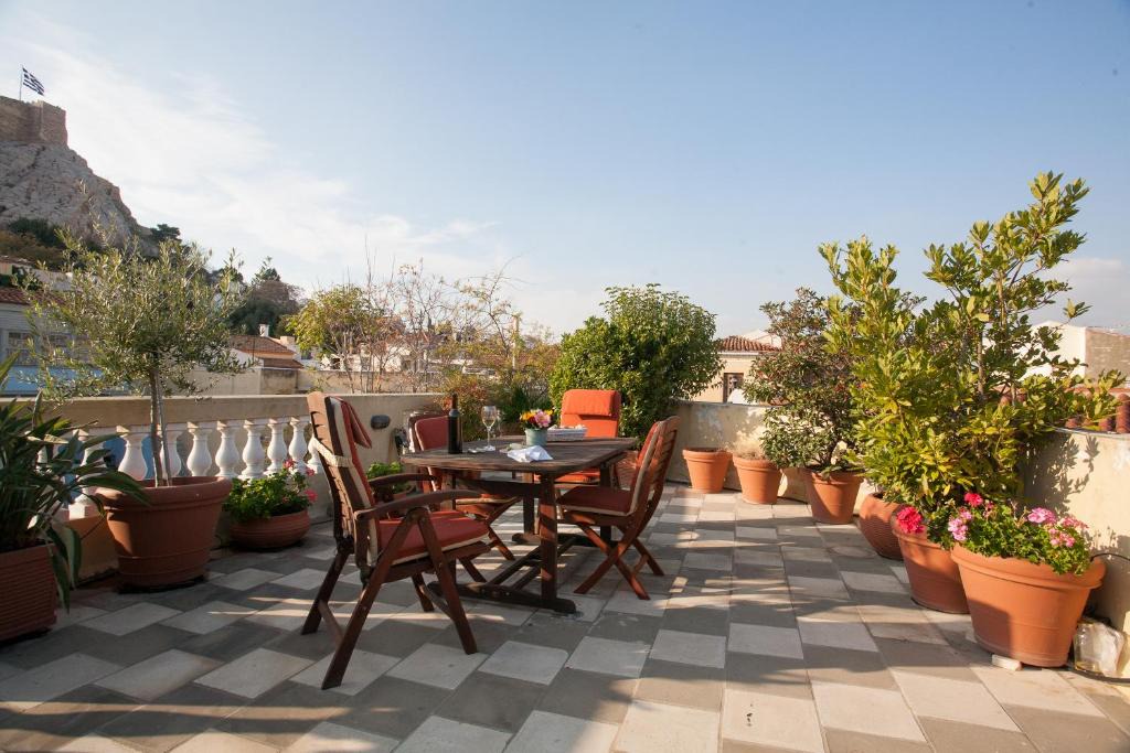 Plaka Apartment | House at the Foothills of Acropolis