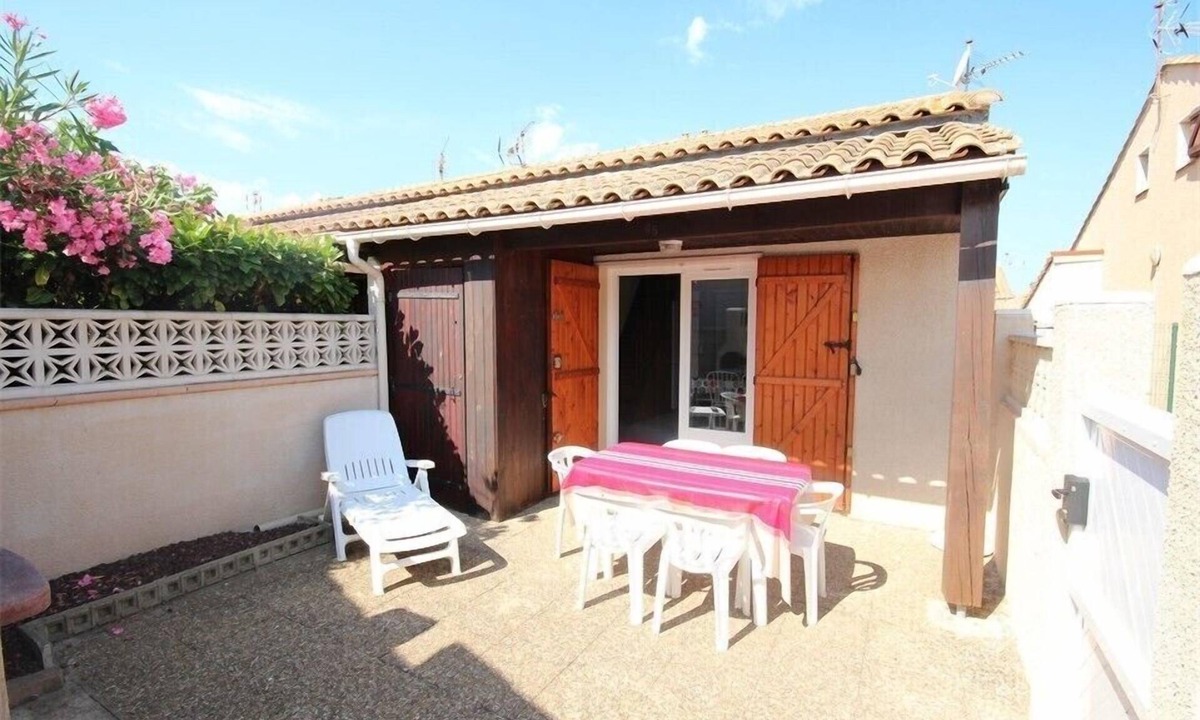 Portiragnes-Plage House | House in secure residence with shared swimming pool, 2 bedrooms, sleeps 5, 400 metres from the.