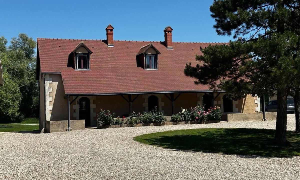 Paulnay House | House of the Swans