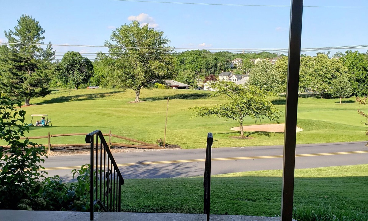 Dillsburg House | House on Golf course with mountain views and access to central PA attractions.
