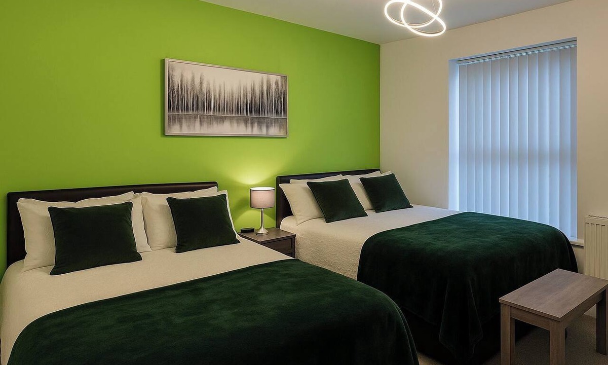 Farringdon House | House Sleeps 22 with Wifi