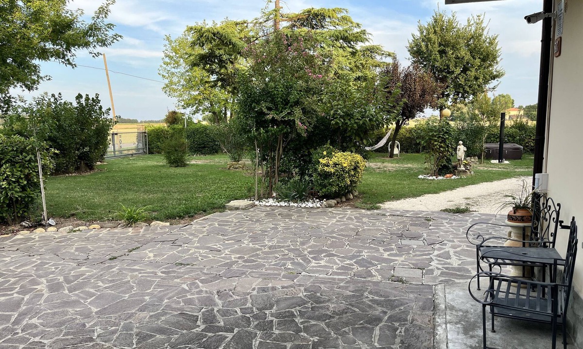 Budrio Apartment | House with 5 beds with a small studio apartment attached with another 2 beds